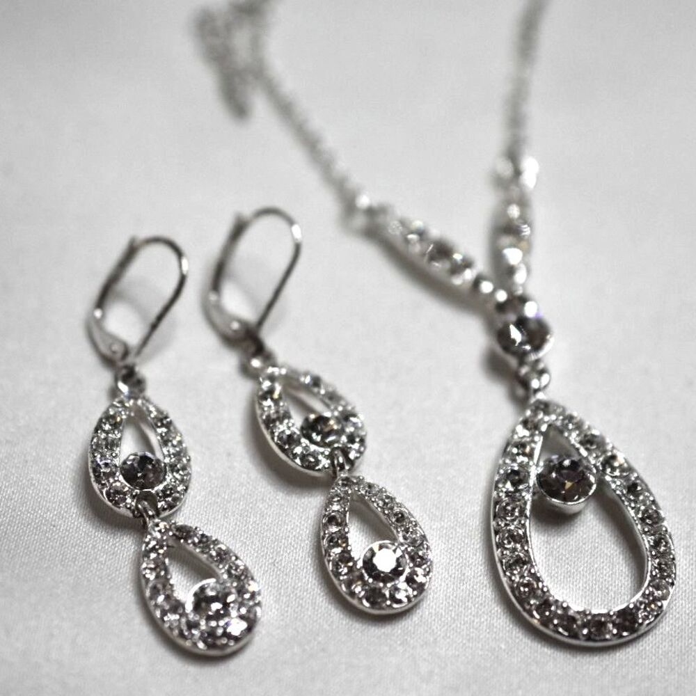 Bridal/Prom Glamorous Teardrop Silver Tone Rhinestone Clip Earrings 16" Necklace